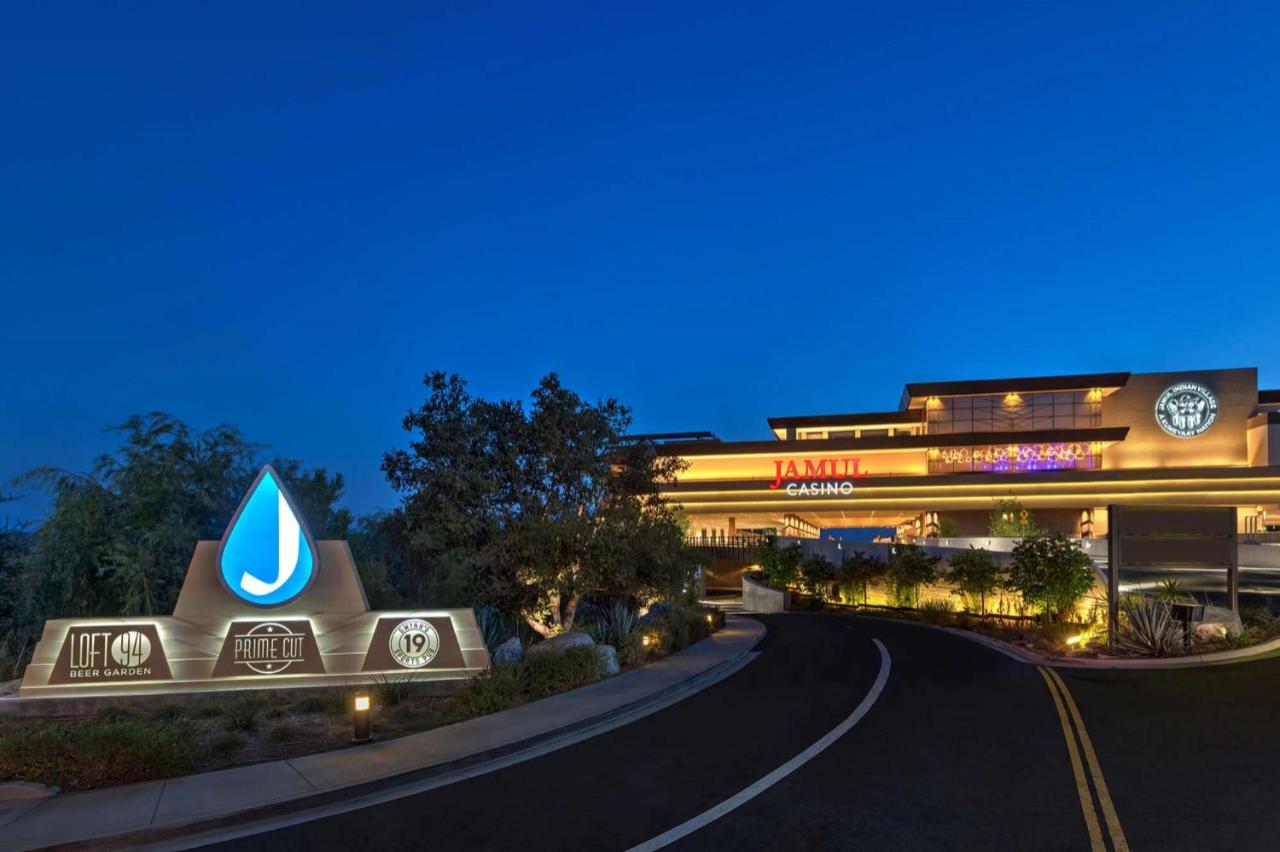 | 8 ACRES, Heated Salt Pool, Spa, Skyline Views, Mini-golf, Horseshoes, B-Ball Court, Hilltop Resort