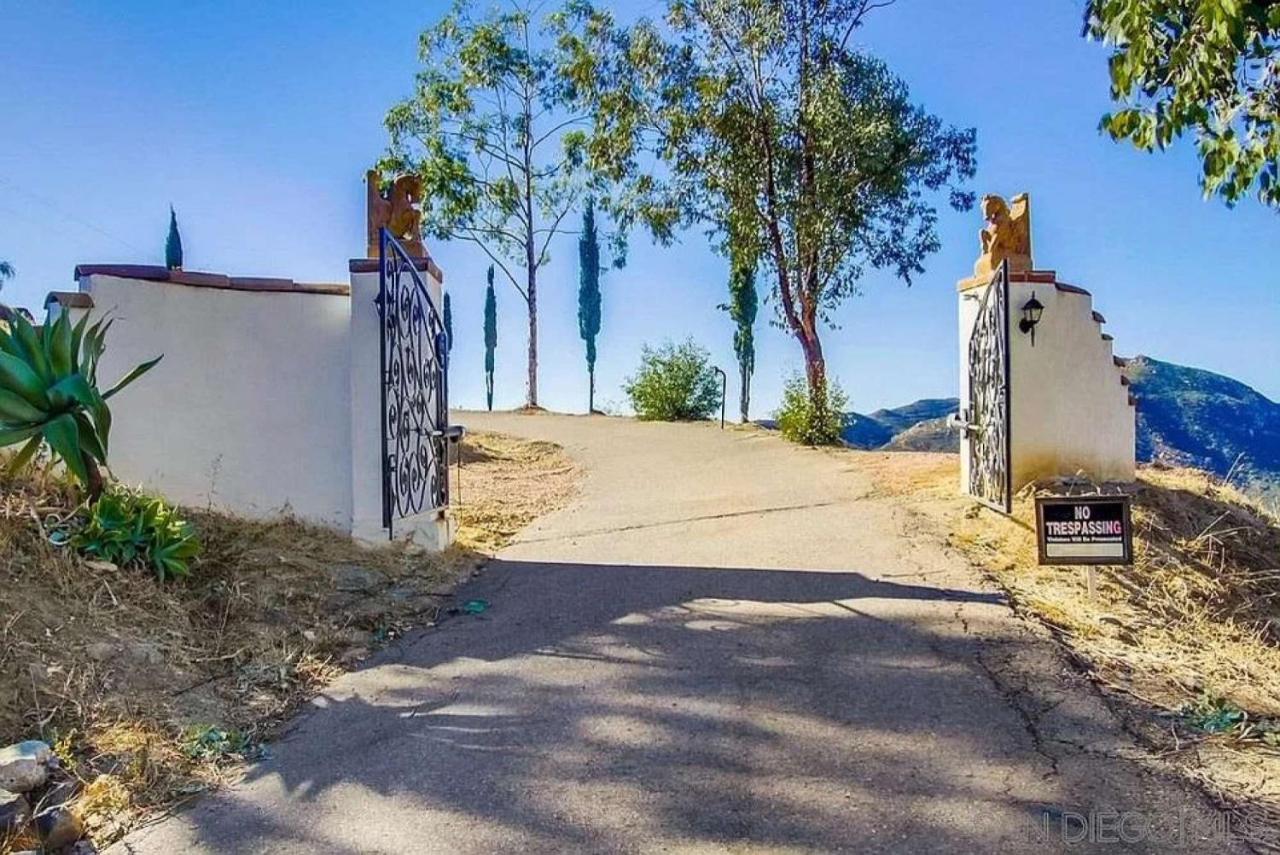 | 8 ACRES, Heated Salt Pool, Spa, Skyline Views, Mini-golf, Horseshoes, B-Ball Court, Hilltop Resort