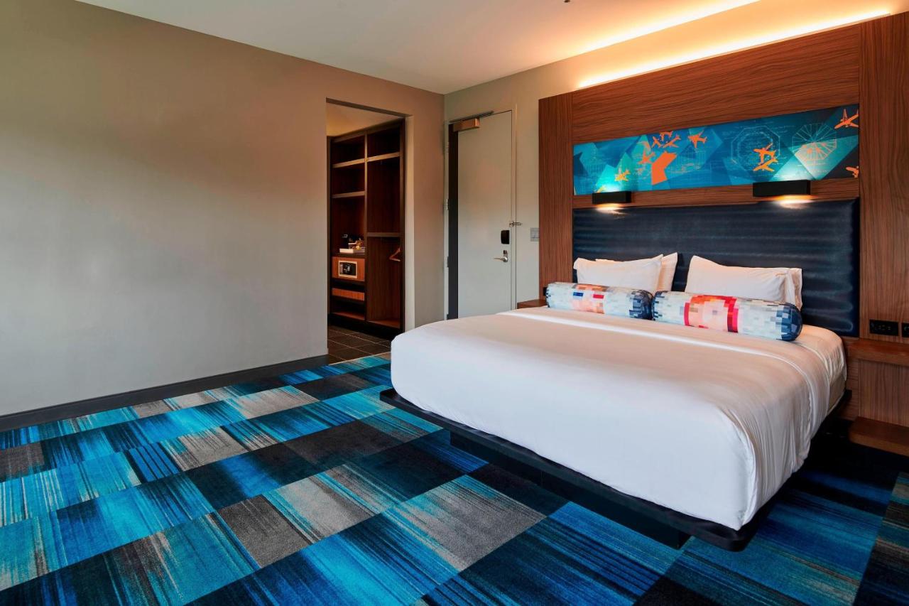 Aloft, Guest room, 1 King at Aloft by Marriott Cleveland Airport