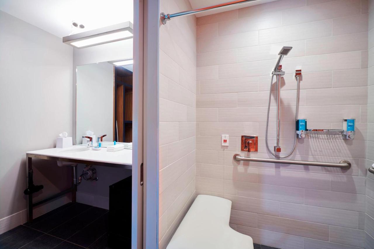 Aloft, Guest room, 1 King at Aloft by Marriott Cleveland Airport