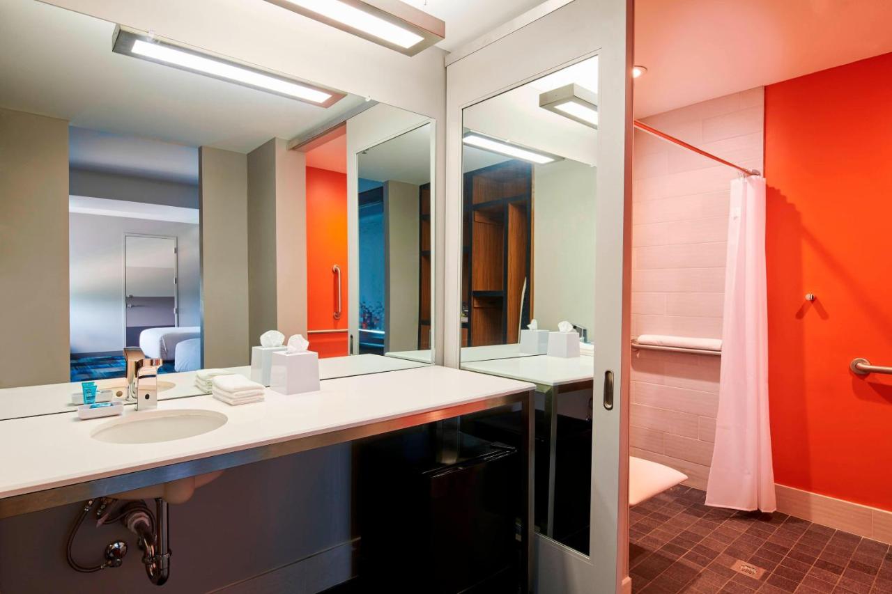 Aloft, Guest room, 1 King at Aloft by Marriott Cleveland Airport