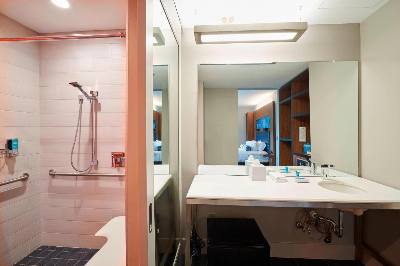 Aloft, Guest room, 1 King at Aloft by Marriott Cleveland Airport