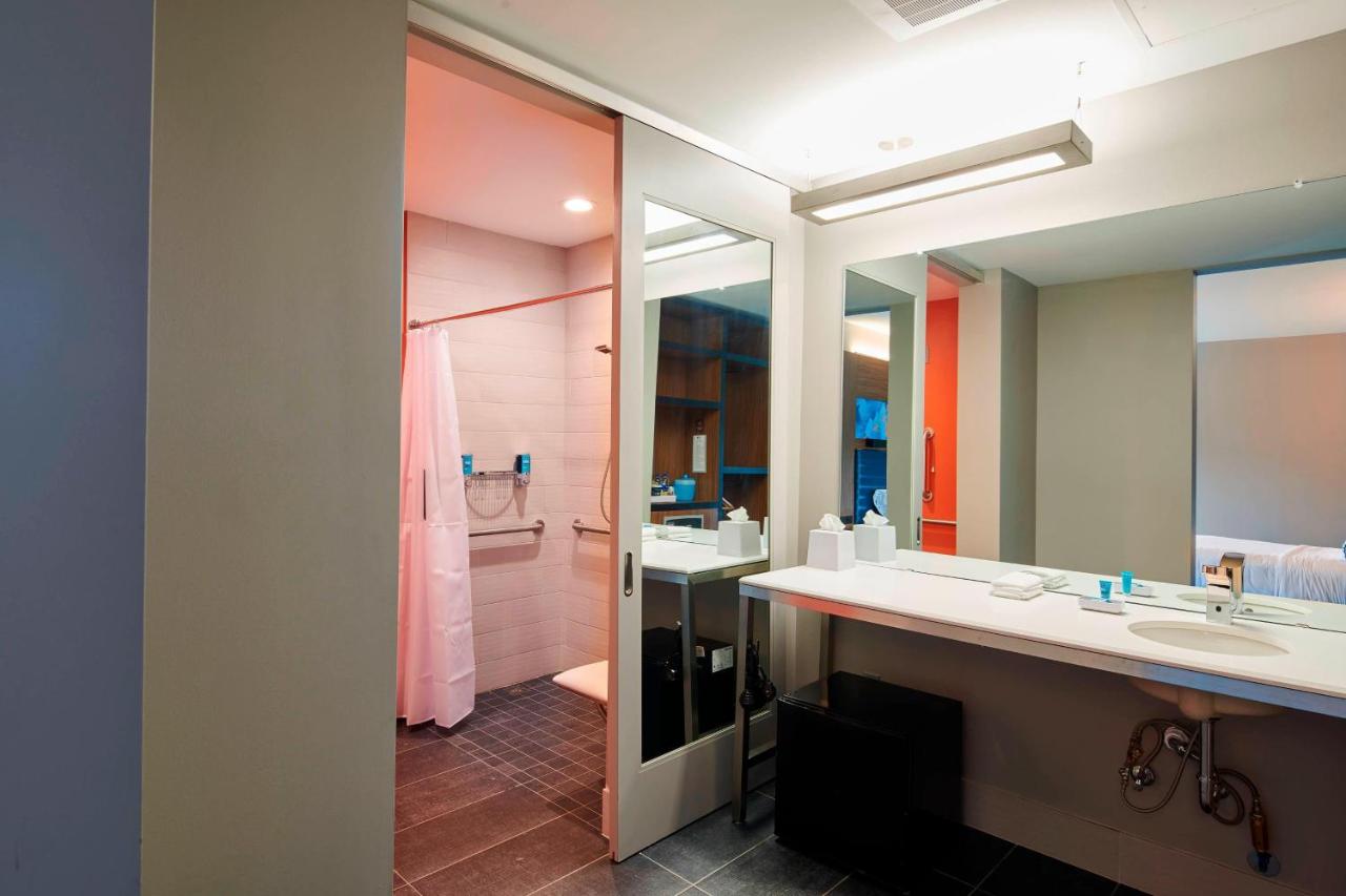 Aloft, Guest room, 1 King at Aloft by Marriott Cleveland Airport