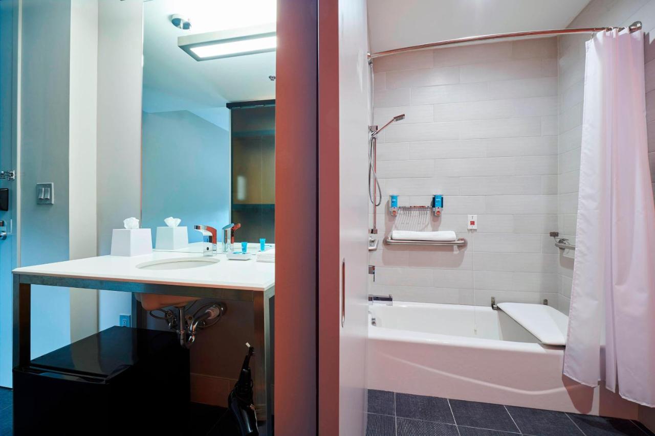 Aloft, Guest room, 1 King at Aloft by Marriott Cleveland Airport