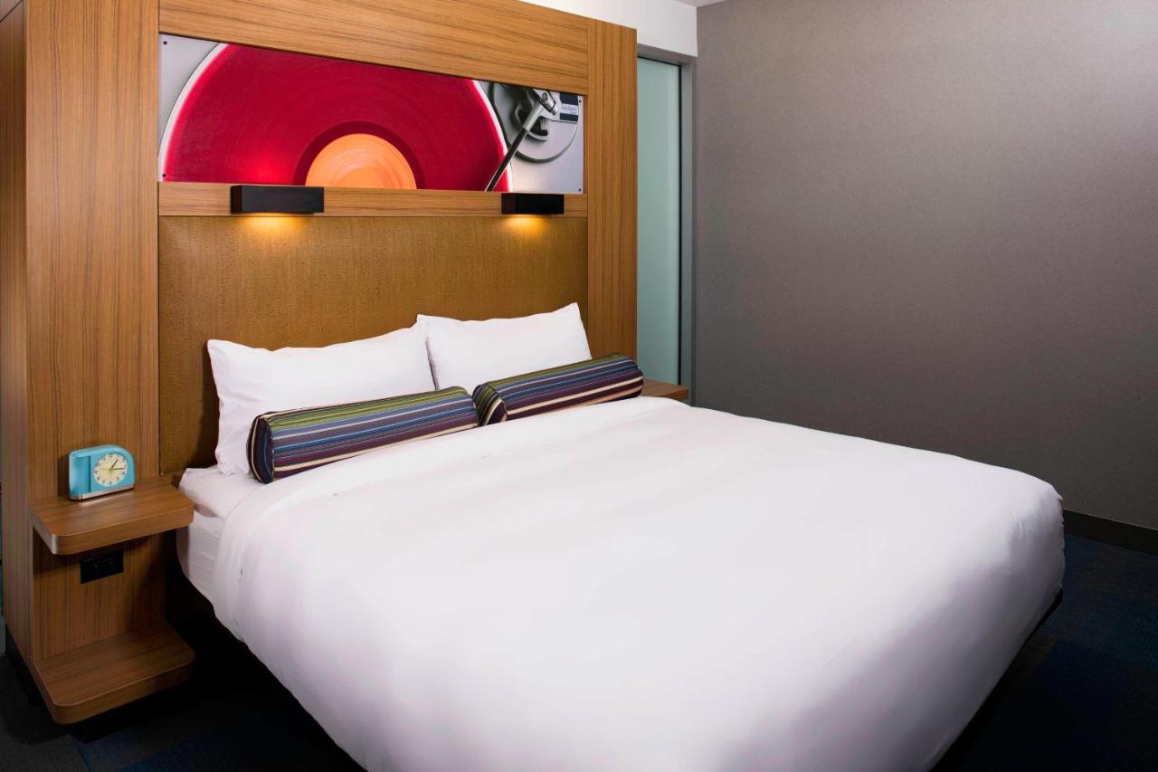 Guest Room, 1 King at Aloft by Marriott Cleveland Downtown