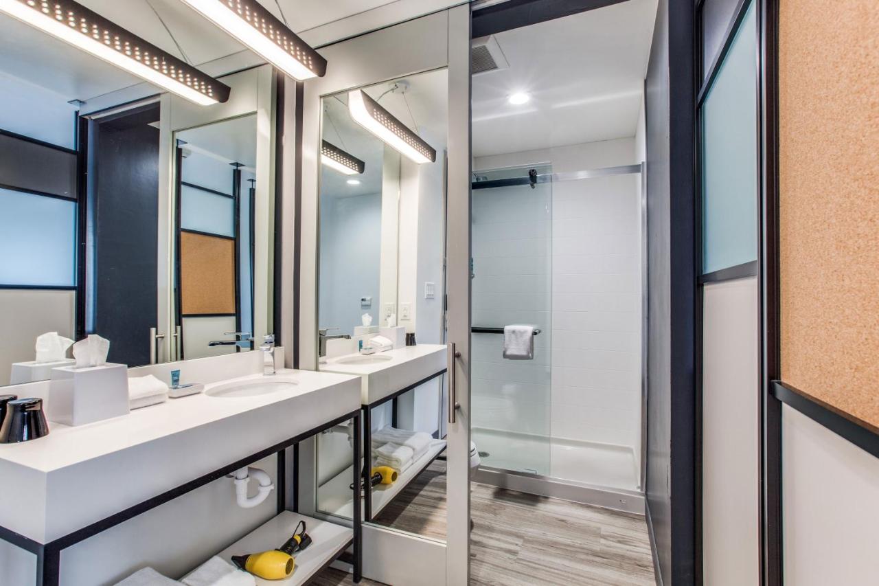 Aloft, Guest room, 2 Queen at Aloft by Marriott Dallas Arlington Entertainment District