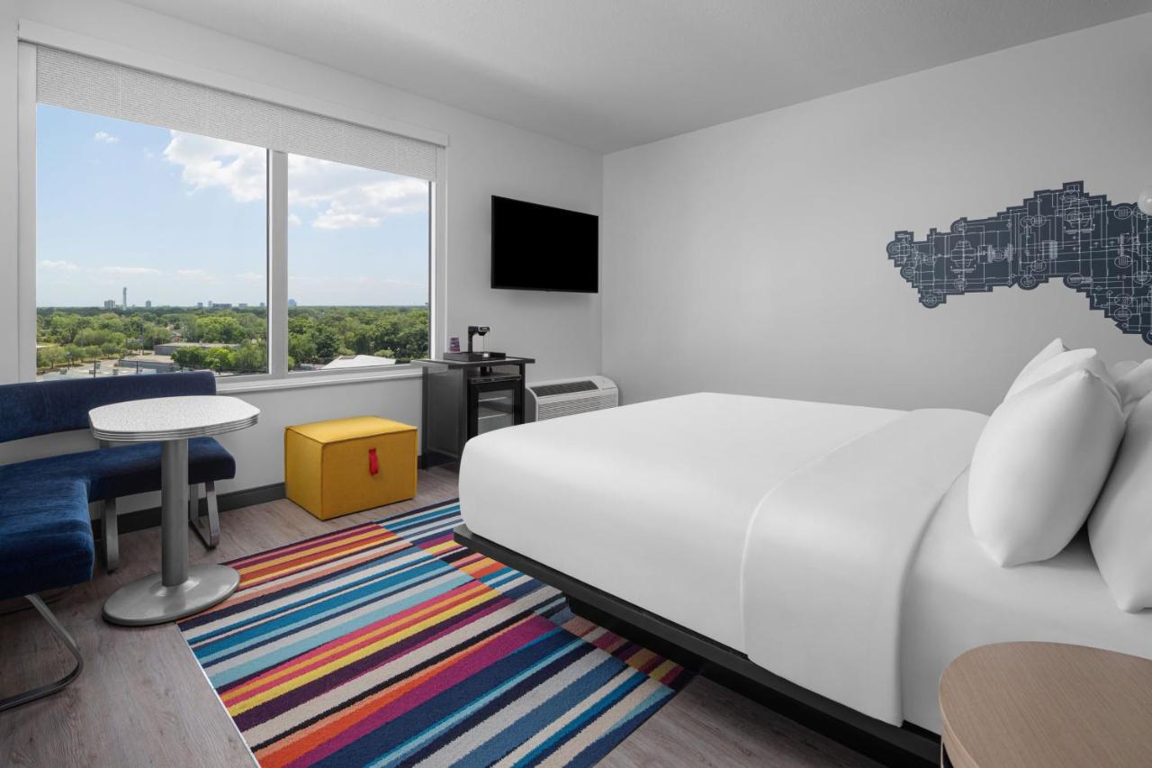 King Room with Roll-in Shower - Mobility Accessible at Aloft by Marriott Tampa Midtown