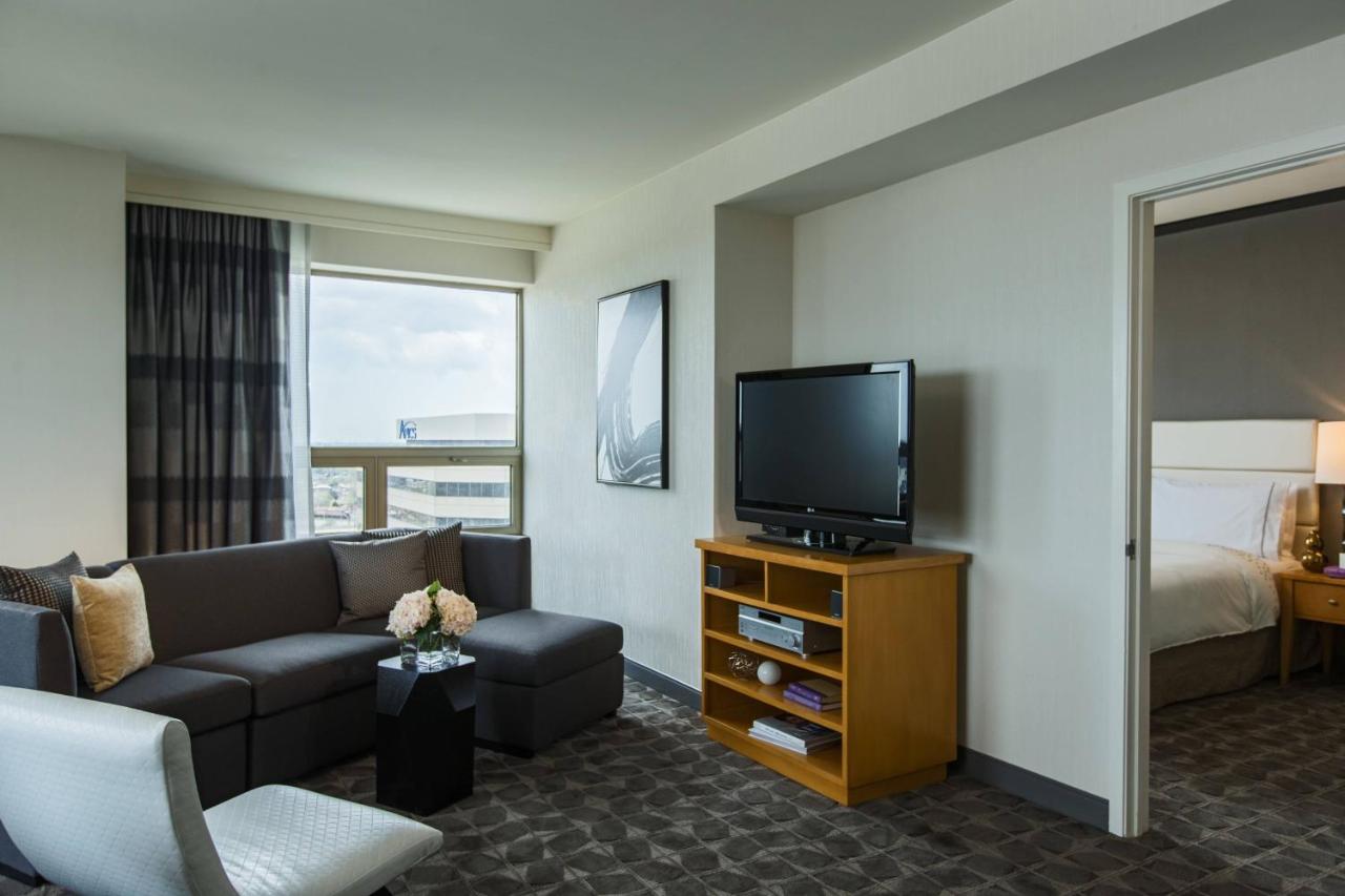 | Renaissance Chicago O'Hare Suites Hotel