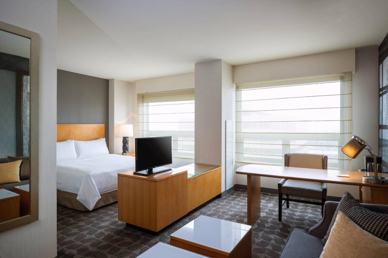 | Renaissance Chicago O'Hare Suites Hotel