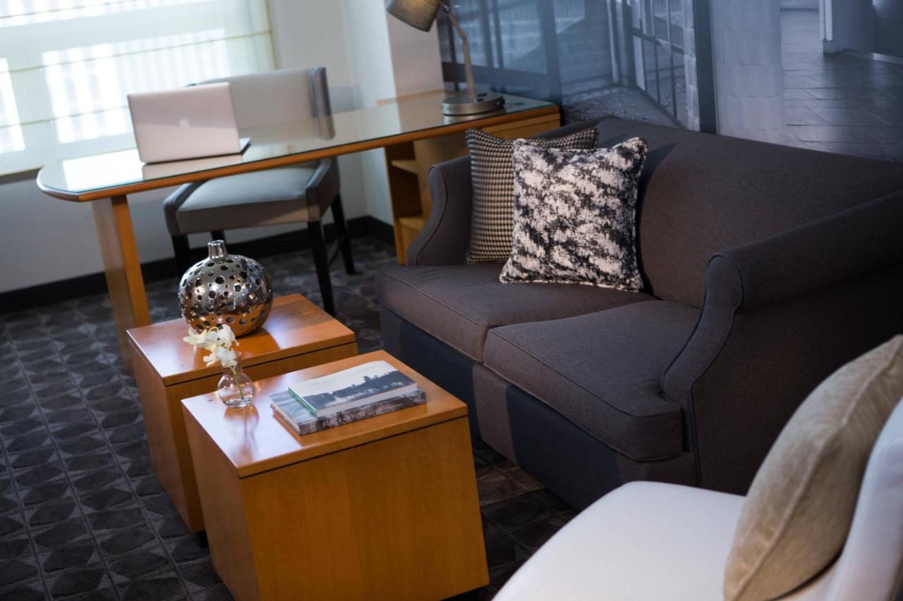 | Renaissance Chicago O'Hare Suites Hotel