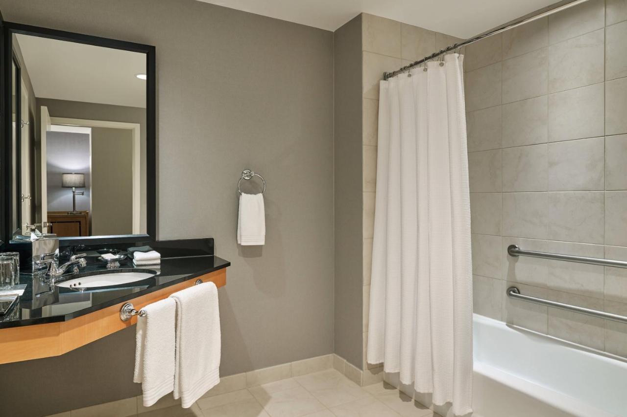 | Renaissance Chicago O'Hare Suites Hotel