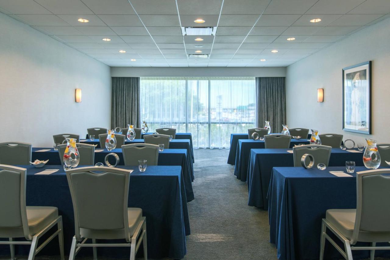 | Renaissance Chicago O'Hare Suites Hotel