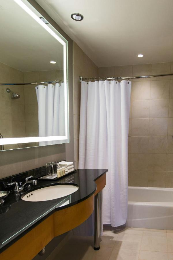 | Renaissance Chicago O'Hare Suites Hotel