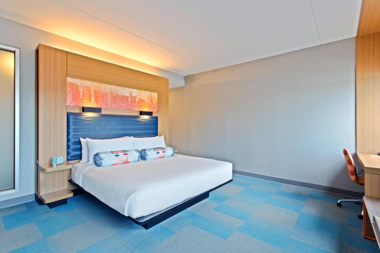King Room with Roll-in Shower - Mobility and Hearing Accessible at Aloft by Marriott Birmingham Soho Square