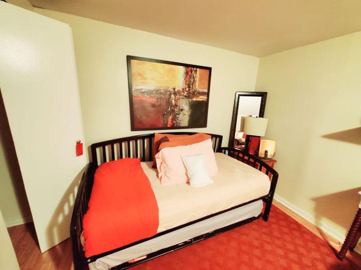 | Room in Guest room - Fall Room 3min From Yale, And Other Colleges