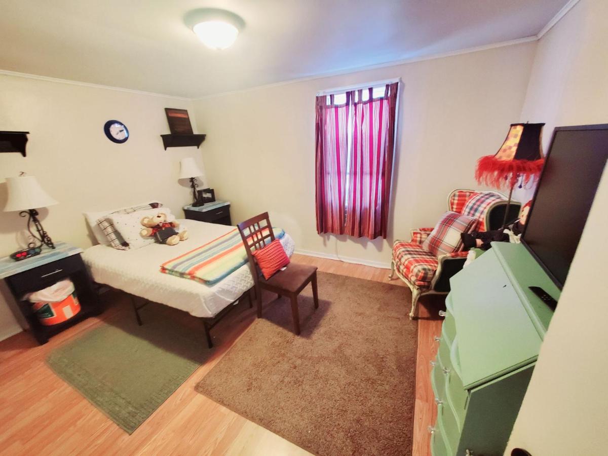 | Room in Apartment - Plaid Room 3min From Yale Univ