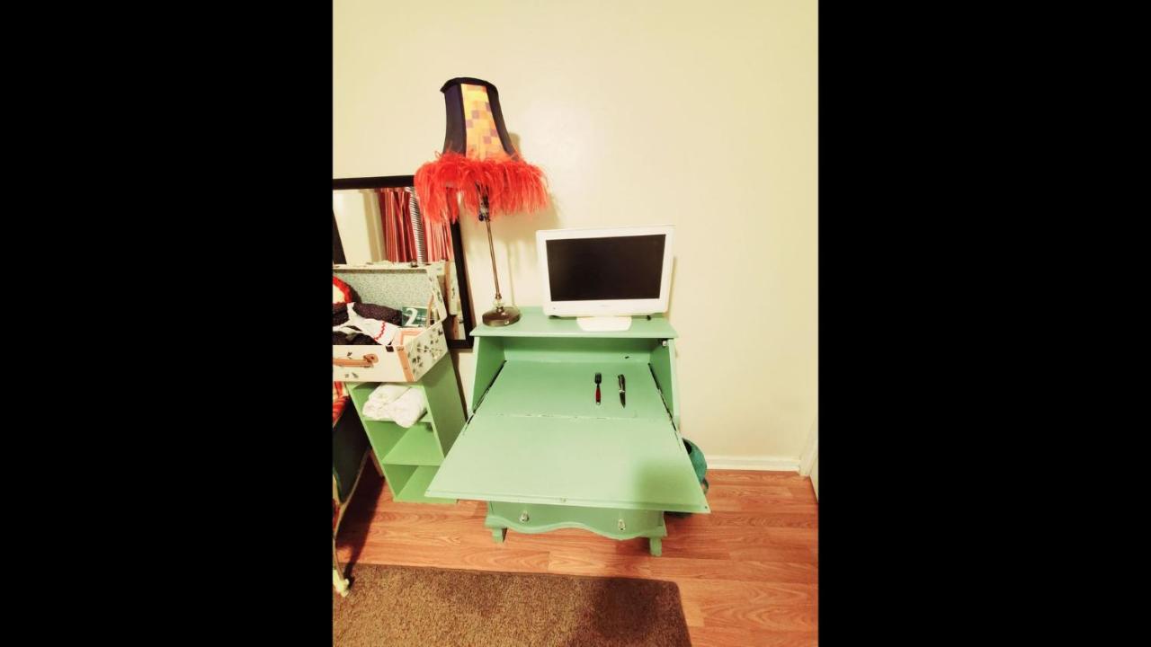 | Room in Apartment - Plaid Room 3min From Yale Univ
