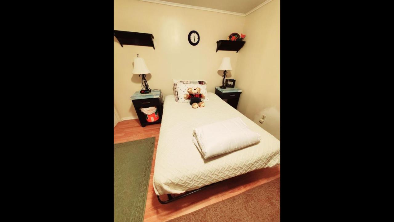 | Room in Apartment - Plaid Room 3min From Yale Univ