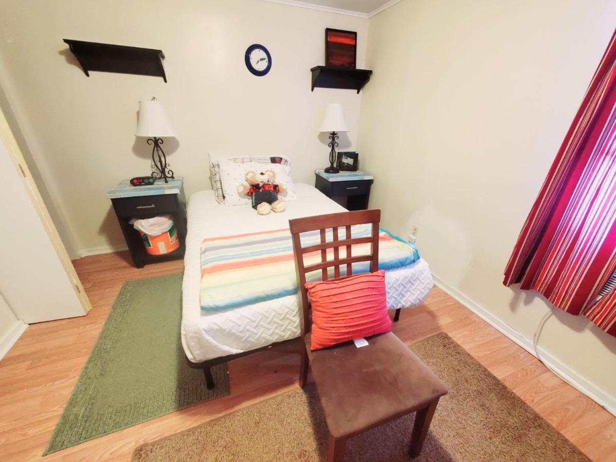 | Room in Apartment - Plaid Room 3min From Yale Univ