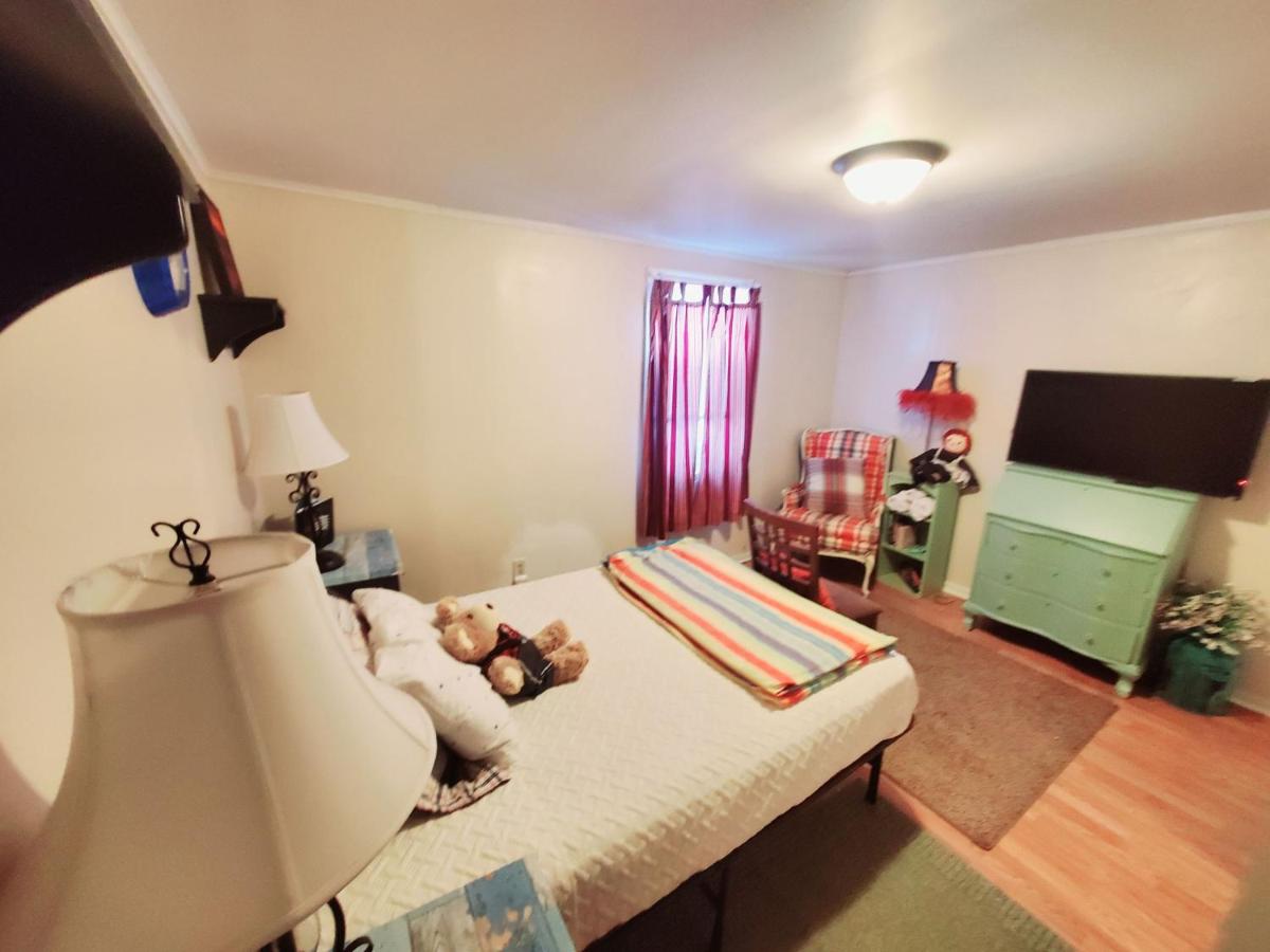 | Room in Apartment - Plaid Room 3min From Yale Univ