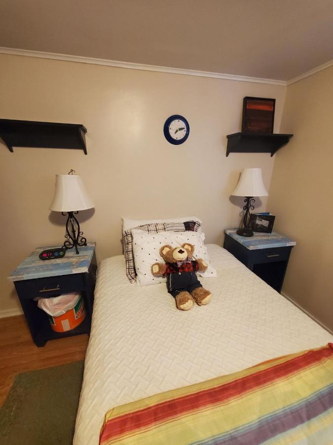 | Room in Apartment - Plaid Room 3min From Yale Univ