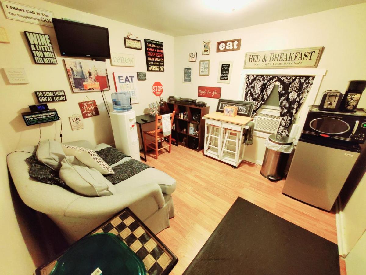 | Room in Apartment - Plaid Room 3min From Yale Univ