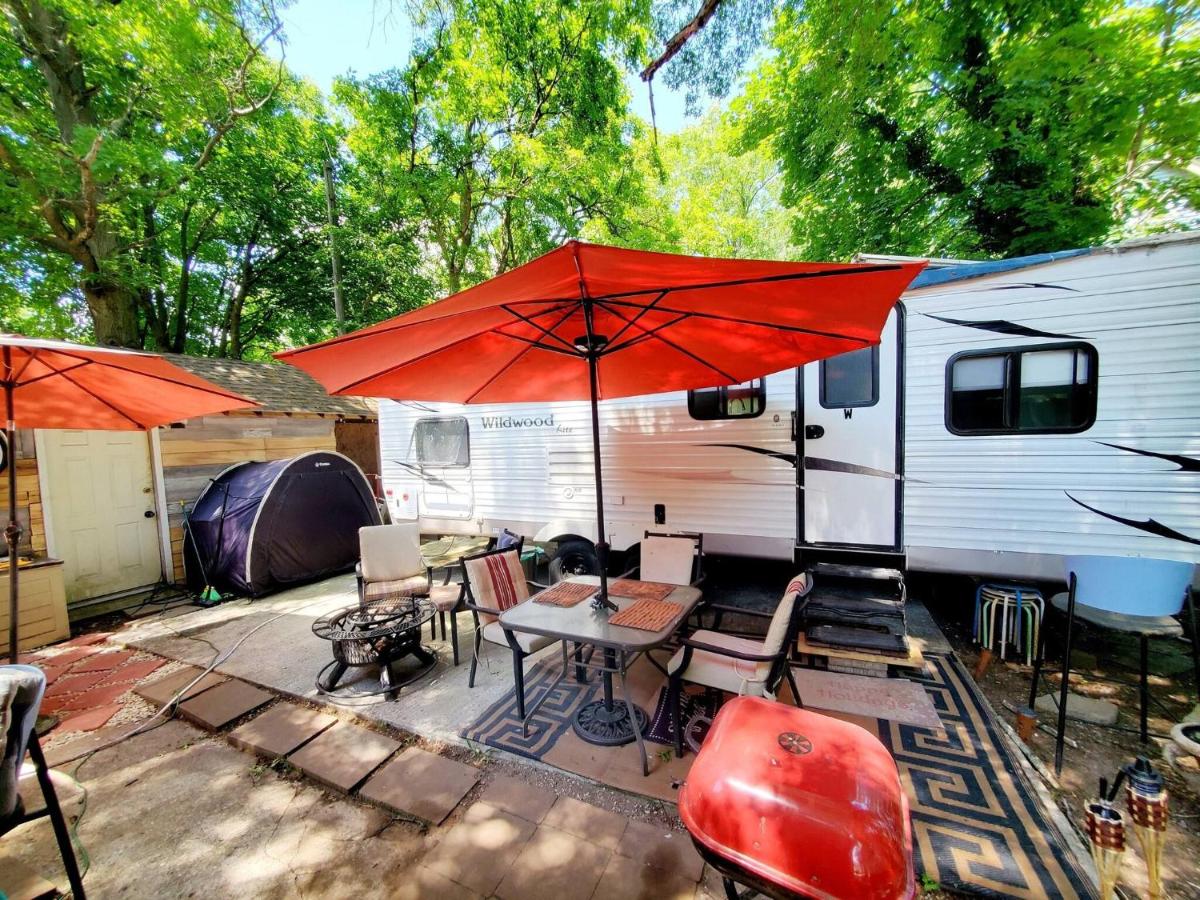 | Room in Apartment - Plaid Room 3min From Yale Univ
