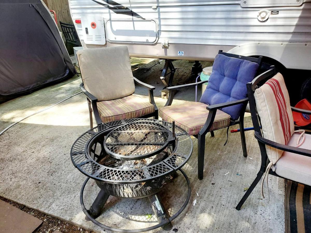 | Room in Apartment - Plaid Room 3min From Yale Univ