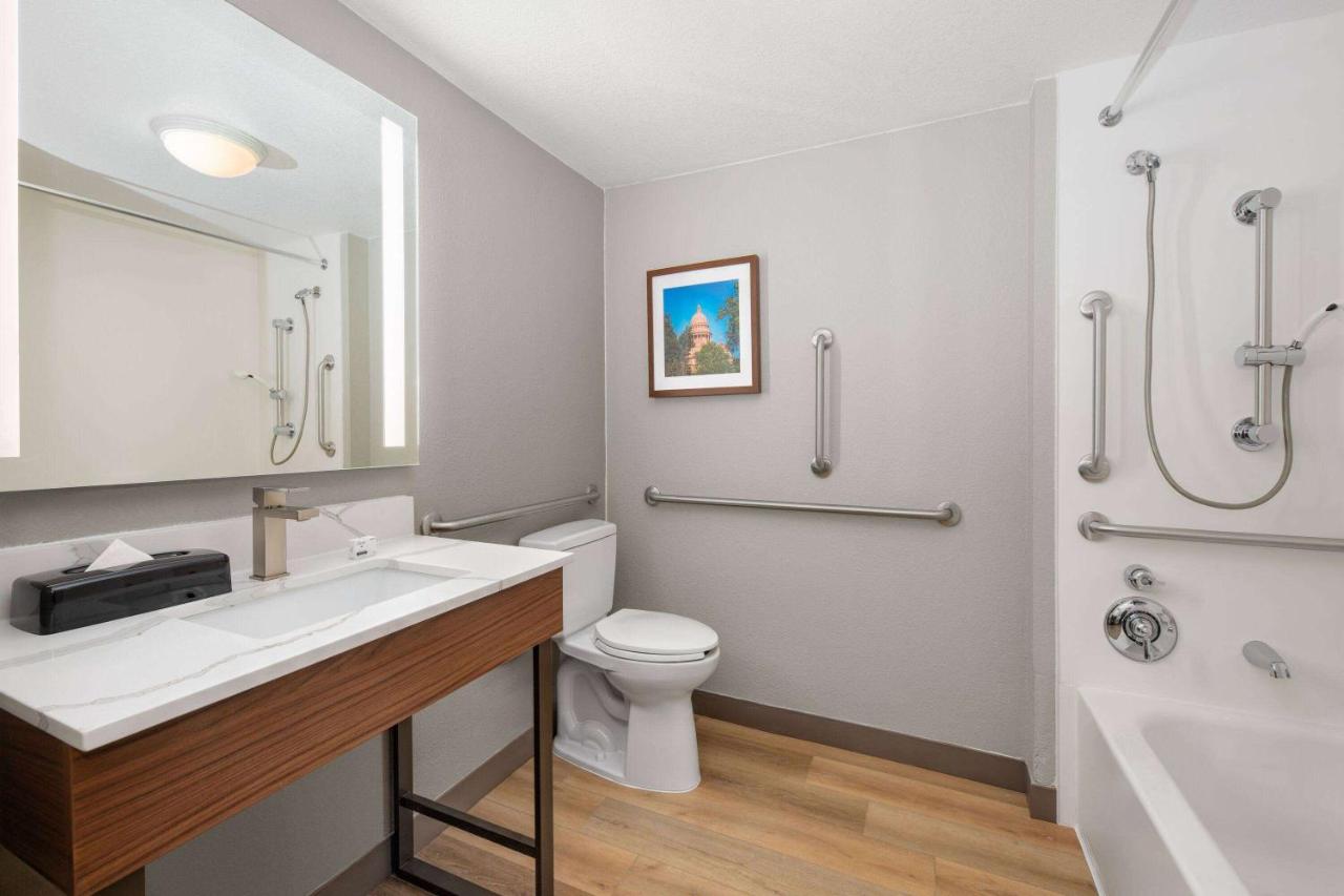 King Room with Bath Tub - Mobility Accessible/Non-Smoking at La Quinta Inn & Suites by Wyndham Dallas DFW Airport North