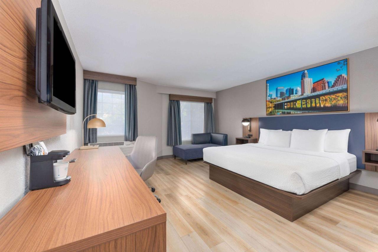 Deluxe King Room at La Quinta Inn & Suites by Wyndham Dallas DFW Airport North