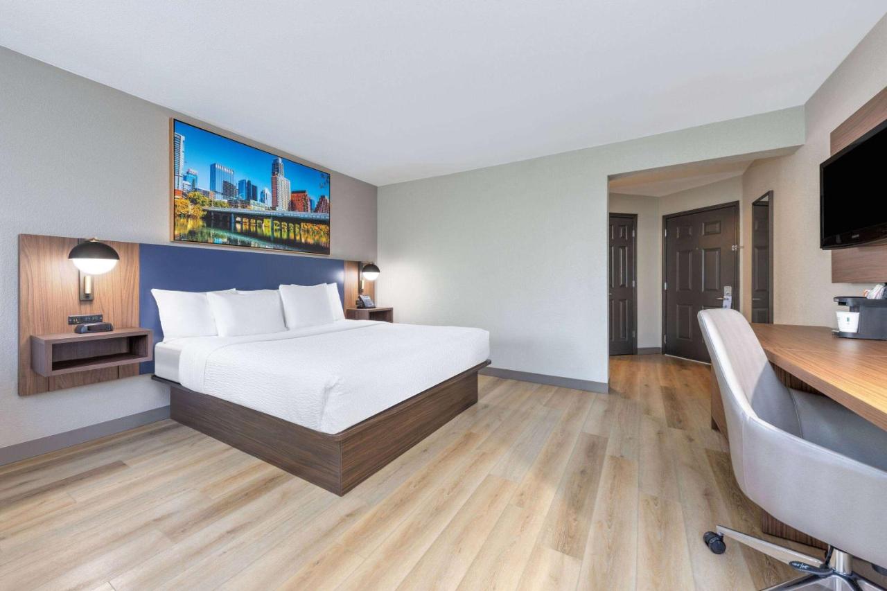 Deluxe King Room at La Quinta Inn & Suites by Wyndham Dallas DFW Airport North