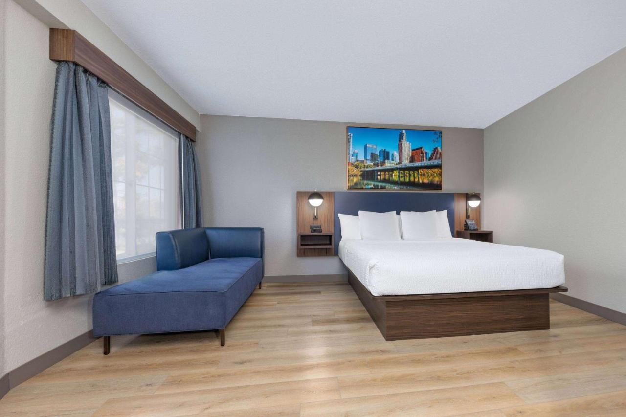 Deluxe King Room at La Quinta Inn & Suites by Wyndham Dallas DFW Airport North