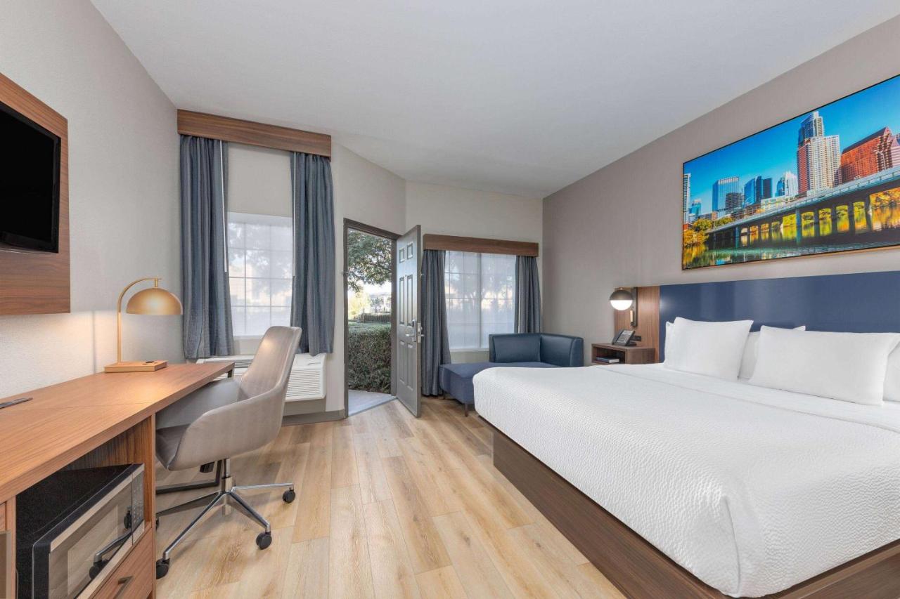 Deluxe King Room at La Quinta Inn & Suites by Wyndham Dallas DFW Airport North