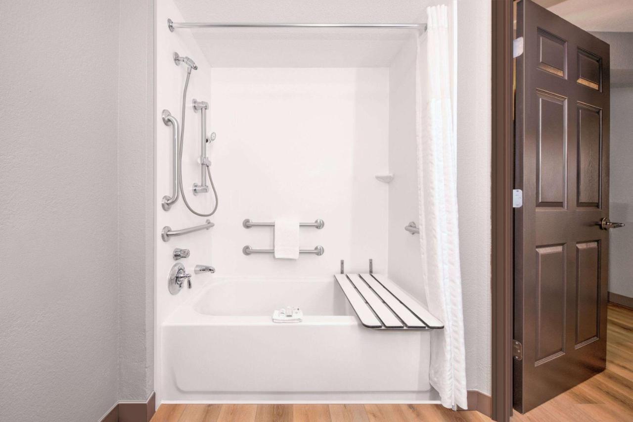 King Room with Bath Tub - Mobility Accessible/Non-Smoking at La Quinta Inn & Suites by Wyndham Dallas DFW Airport North