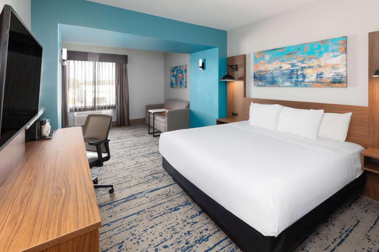 1 King Bed, Deluxe Mobility/Hearing Accessible Room, Tub w/Grab Bars, No Smoking at La Quinta Inn & Suites by Wyndham Rockport - Fulton