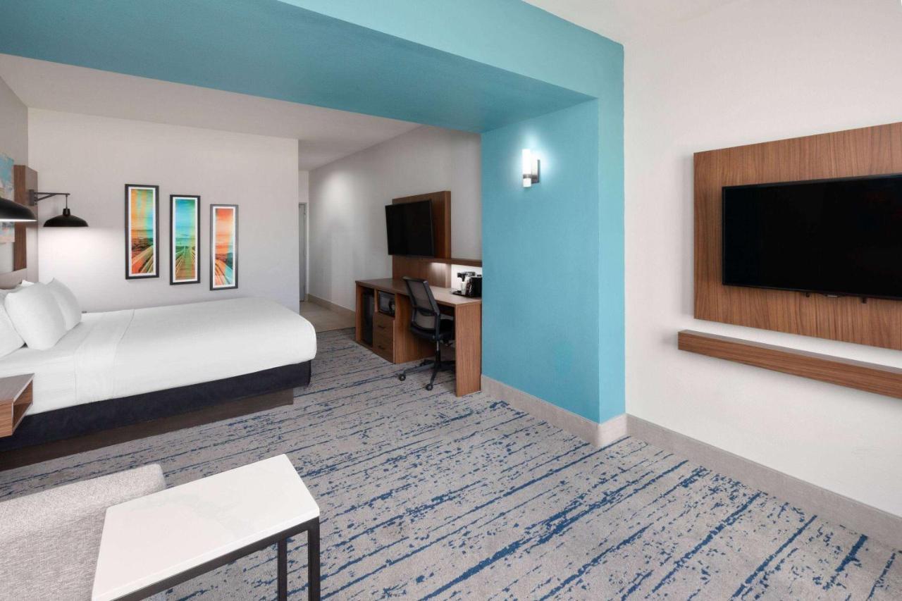 1 King Bed, Deluxe Mobility/Hearing Accessible Room, Tub w/Grab Bars, No Smoking at La Quinta Inn & Suites by Wyndham Rockport - Fulton