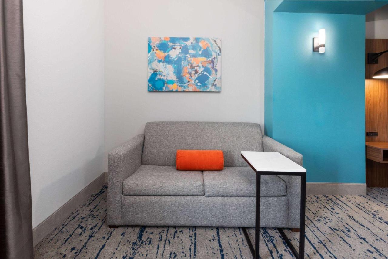 1 King Bed, Deluxe Mobility/Hearing Accessible Room, Tub w/Grab Bars, No Smoking at La Quinta Inn & Suites by Wyndham Rockport - Fulton