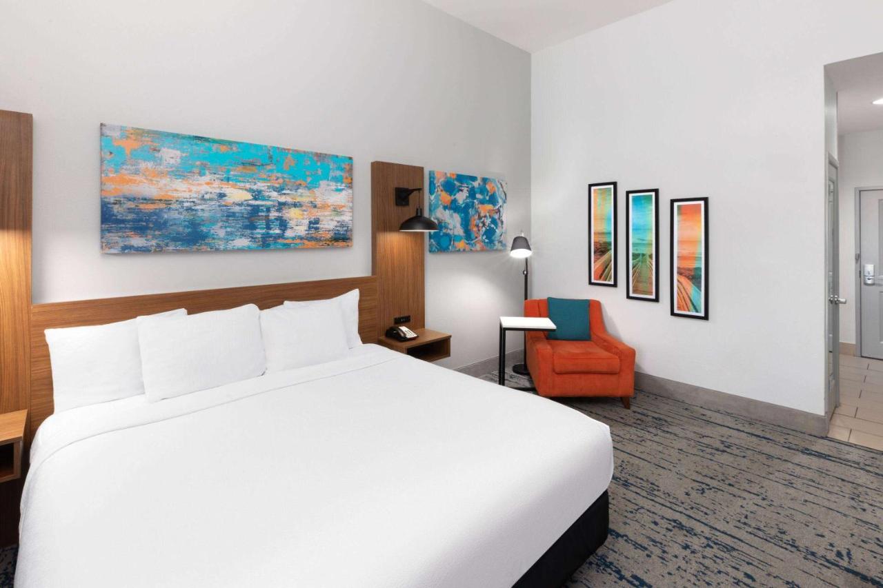 King Room with Roll-In Shower - Mobility Access/Non-Smoking at La Quinta Inn & Suites by Wyndham Rockport - Fulton