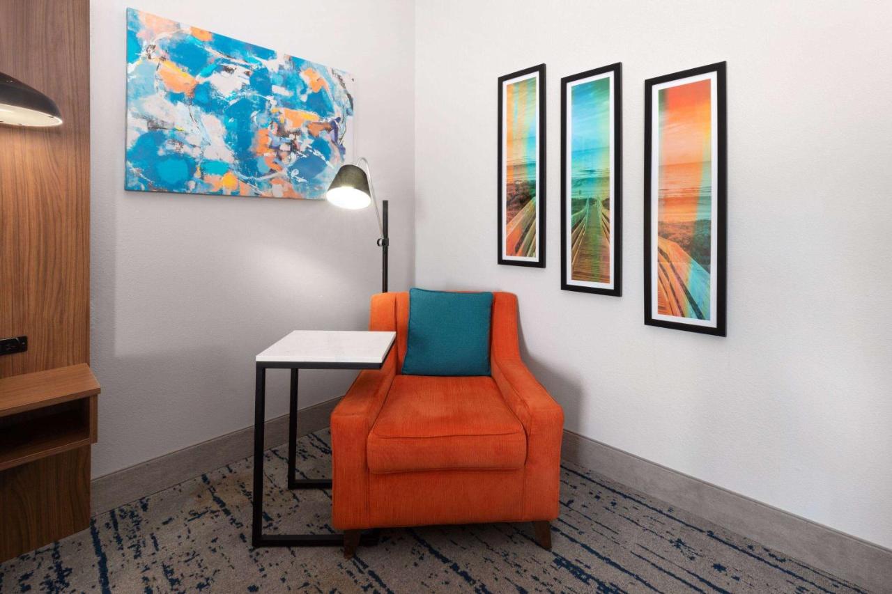 King Room with Roll-In Shower - Mobility Access/Non-Smoking at La Quinta Inn & Suites by Wyndham Rockport - Fulton