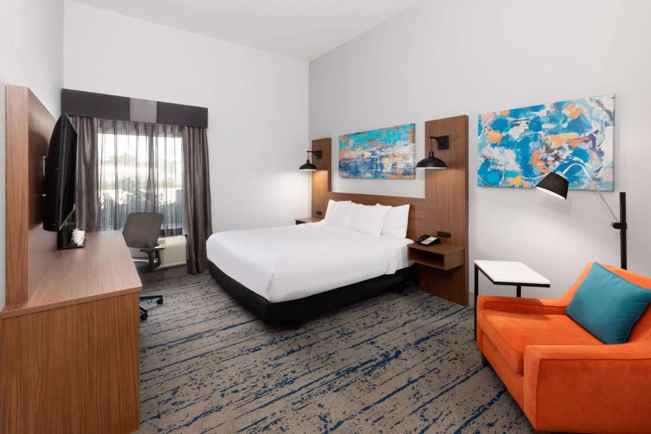 King Room with Roll-In Shower - Mobility Access/Non-Smoking at La Quinta Inn & Suites by Wyndham Rockport - Fulton
