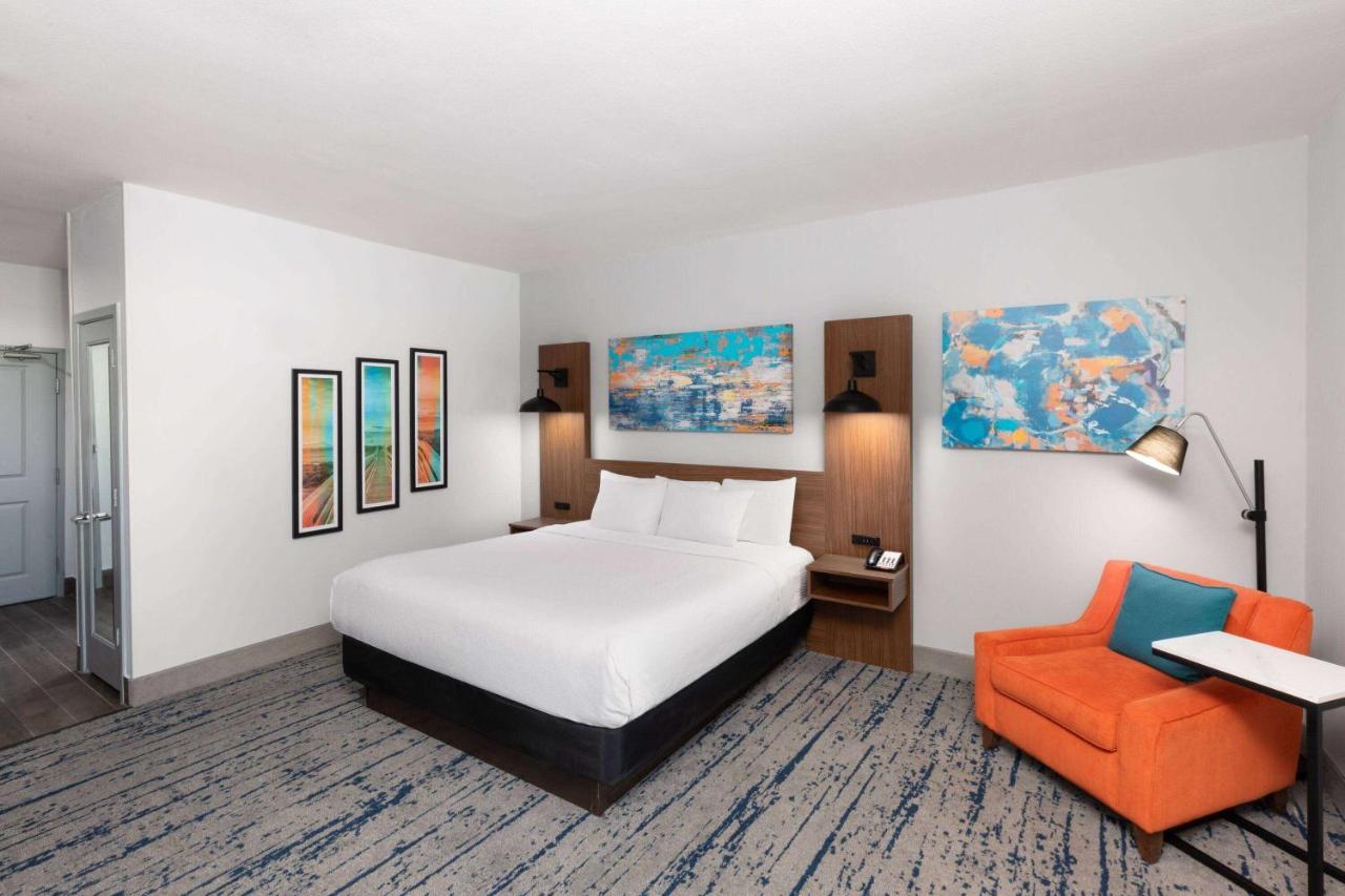 1 King Bed, Deluxe Mobility/Hearing Access Suite, Tub w/Grab Bars, No Smoking at La Quinta Inn & Suites by Wyndham Rockport - Fulton