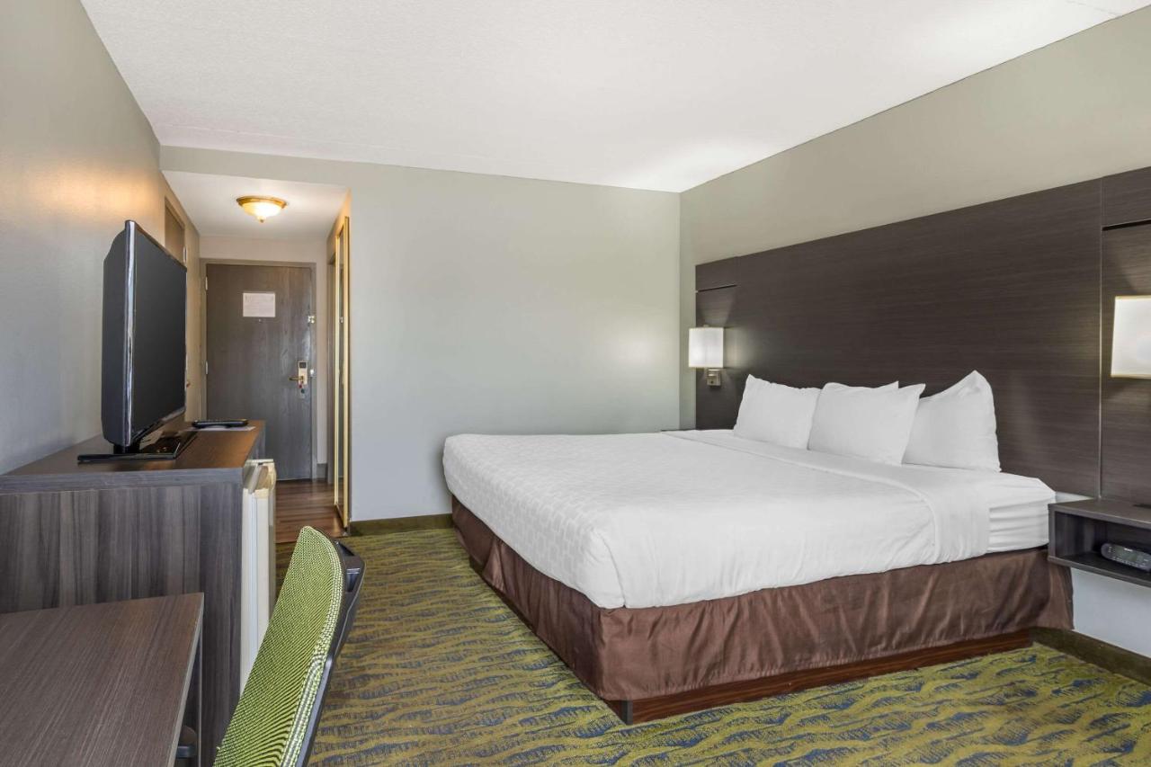 King Room - Non-Smoking at Clarion Inn near Lookout Mountain