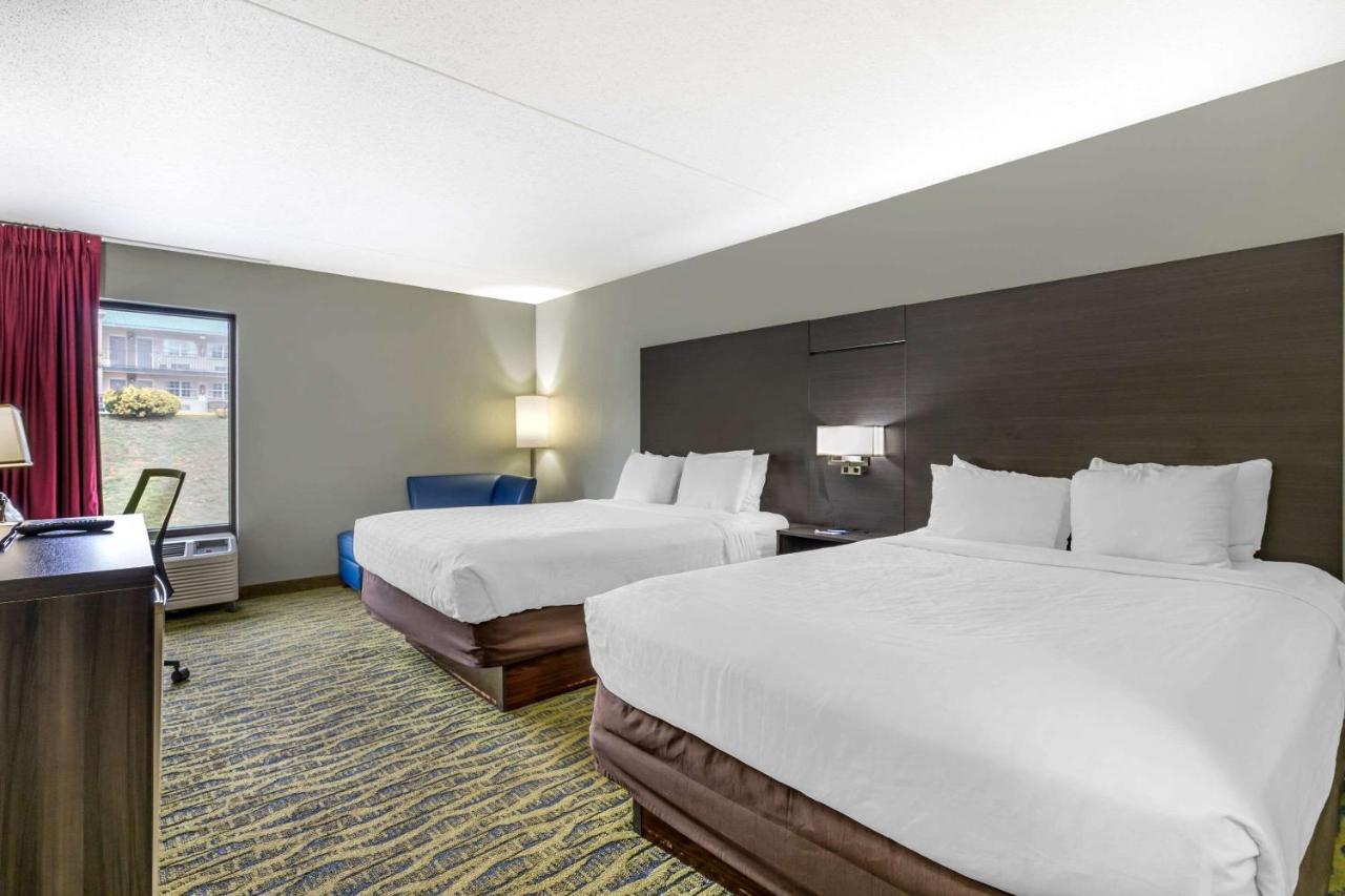Queen Room with Two Queen Beds - Non-Smoking at Clarion Inn near Lookout Mountain