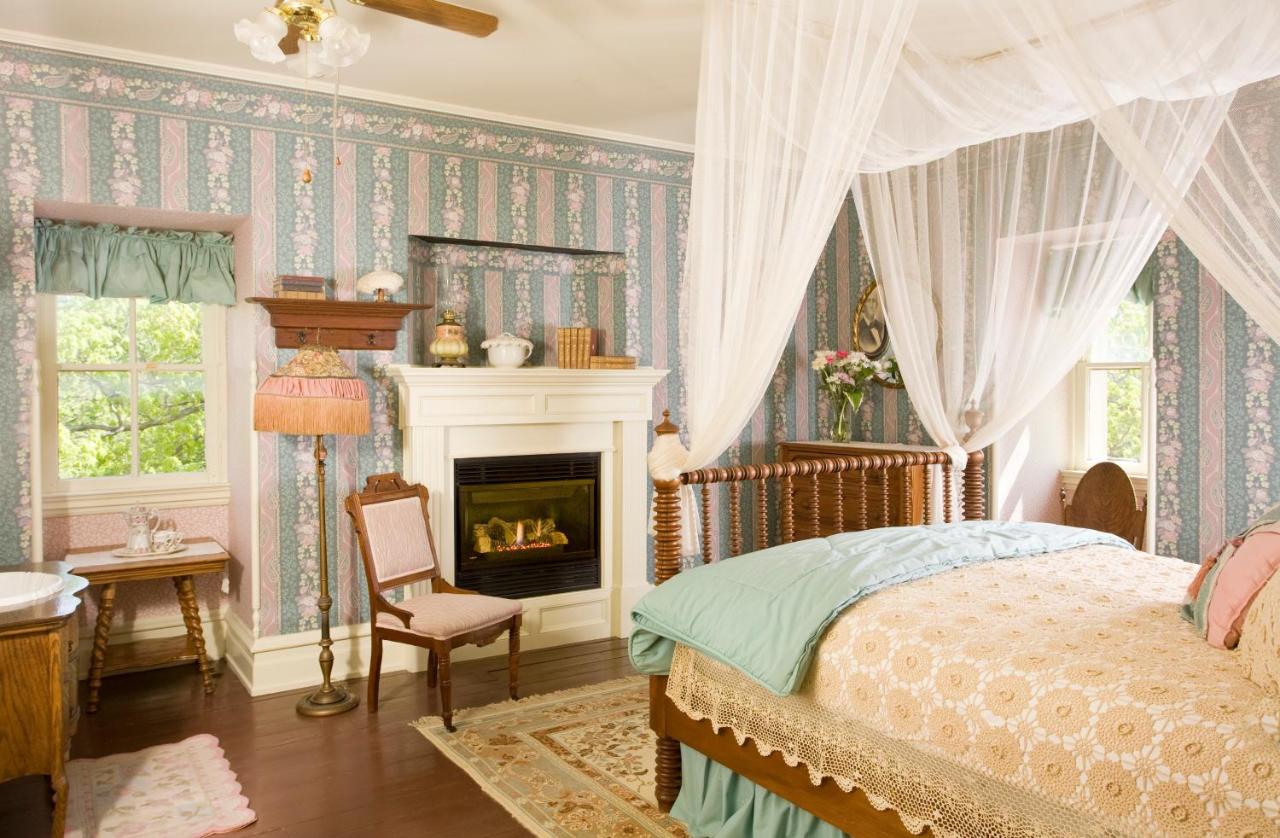 | Garth Woodside Mansion Bed and Breakfast