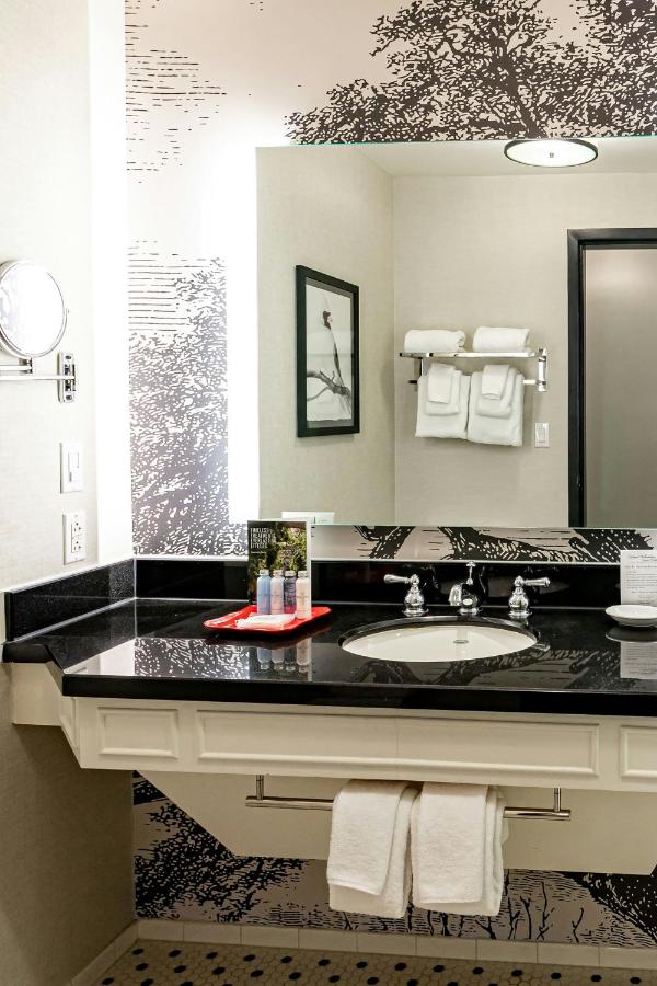 | Williamsburg Lodge, Autograph Collection