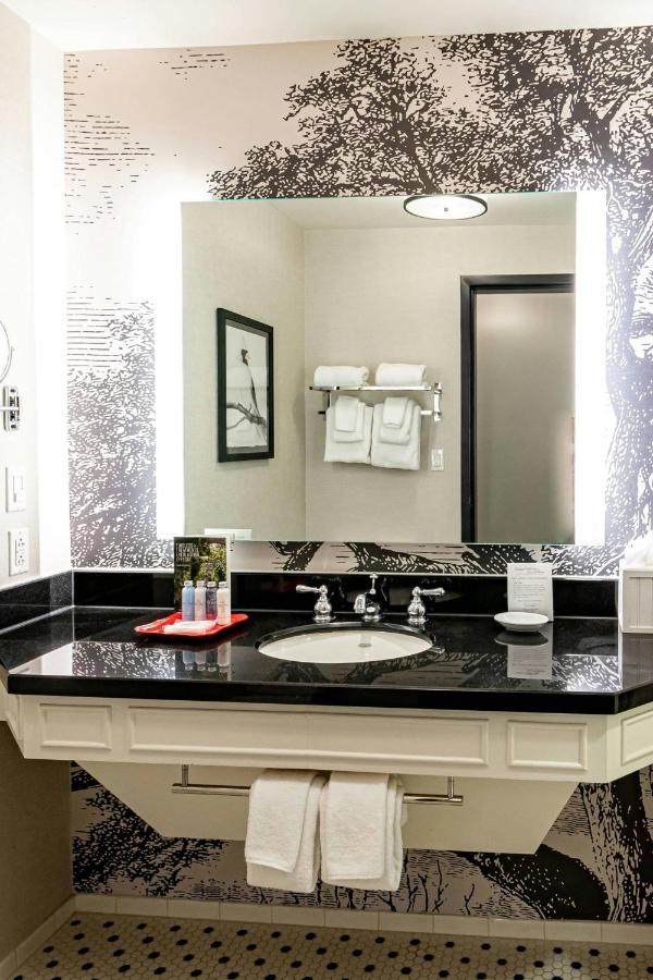 Deluxe Queen Room at Williamsburg Lodge, Autograph Collection
