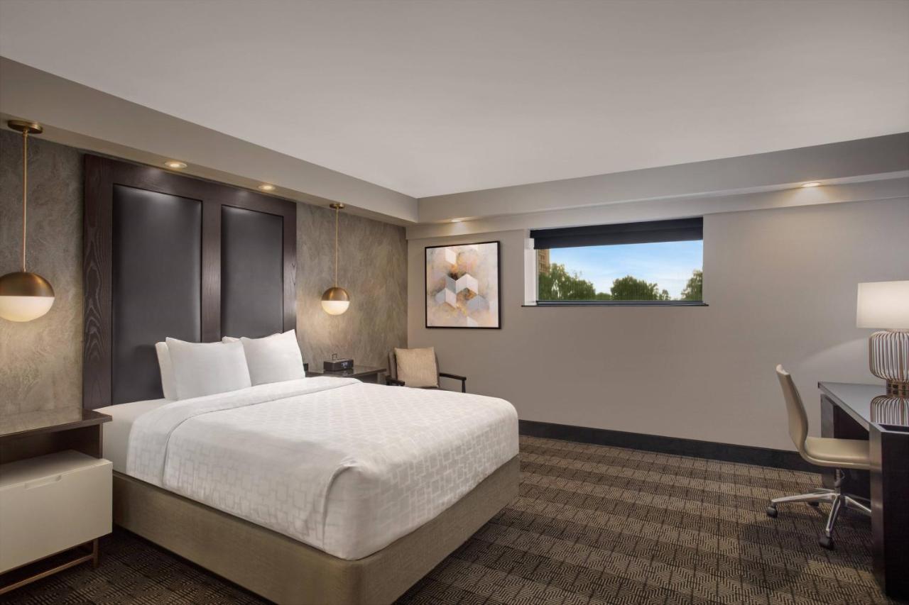 Guest room, 1 King, Corner room at Hotel Duval, Autograph Collection