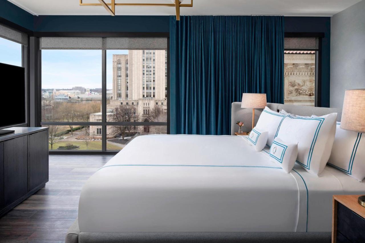 Corner Guest Room with King Bed and University View at The Oaklander Hotel, Autograph Collection