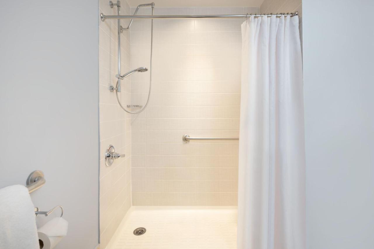 Double Room with Two Double Beds at Courtyard by Marriott New York JFK Airport