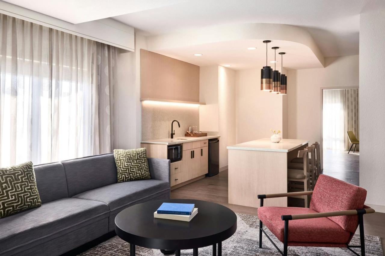 | Renaissance Phoenix Glendale Hotel & Spa